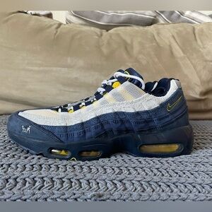 Nike sb air max 95 koston
Obsidian speed yellow
Size 9.5 men’s
Preowned